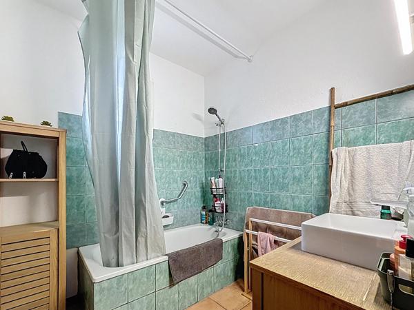 Maison de plain-pied avec piscine et véranda sur 674 m² de terrain