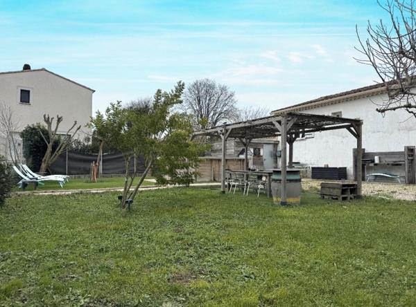 Maison de plain-pied avec piscine et véranda sur 674 m² de terrain