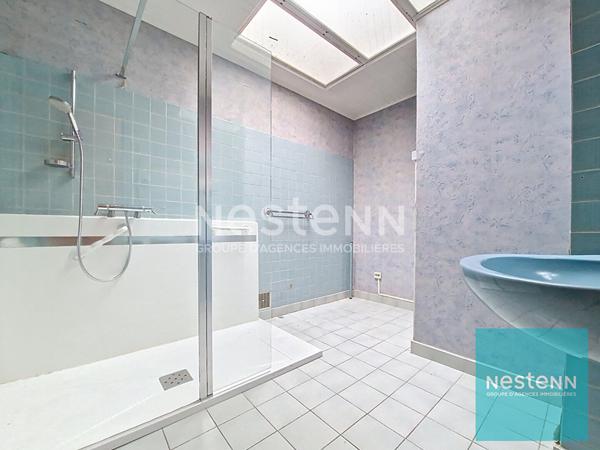 Maison avec trois chambres surélevée sur un sous-sol total à Cannes Ecluse