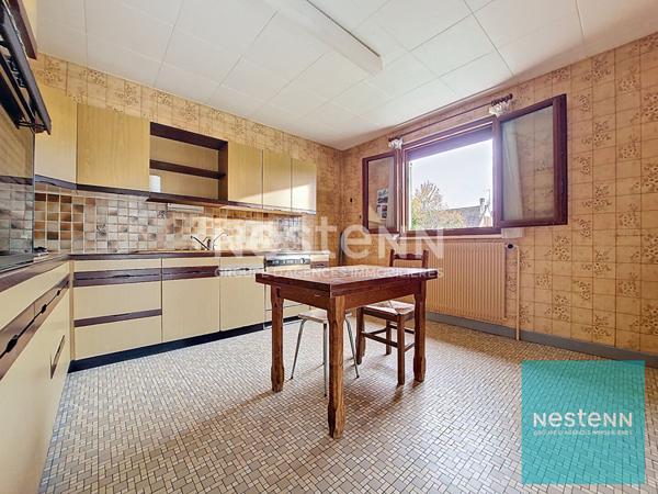 Maison avec trois chambres surélevée sur un sous-sol total à Cannes Ecluse