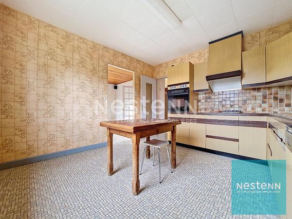 Maison avec trois chambres surélevée sur un sous-sol total à Cannes Ecluse