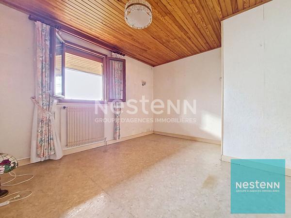 Maison avec trois chambres surélevée sur un sous-sol total à Cannes Ecluse