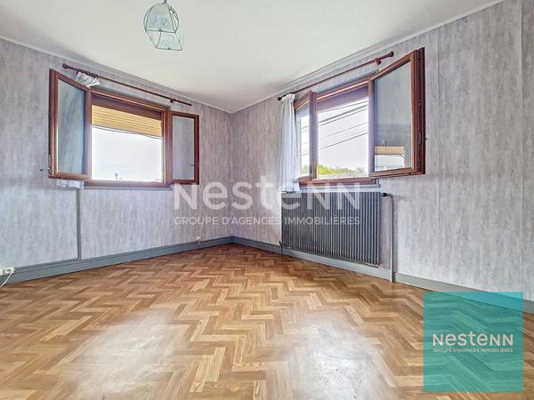 Maison avec trois chambres surélevée sur un sous-sol total à Cannes Ecluse