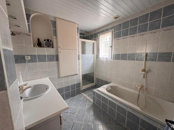 Villa avec beau potentiel de 250 m² au calme 4 chambres possibilité 5 vue imprenable.