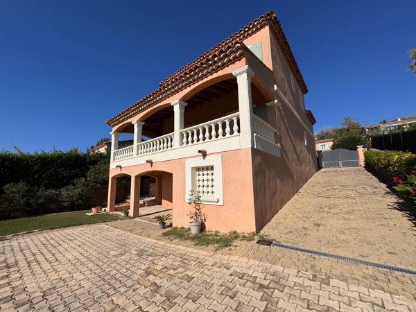 Villa avec beau potentiel de 250 m² au calme 4 chambres possibilité 5 vue imprenable.
