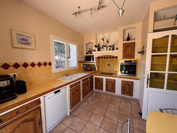 Villa avec beau potentiel de 250 m² au calme 4 chambres possibilité 5 vue imprenable.