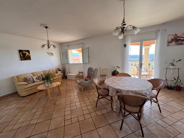 Villa avec beau potentiel de 250 m² au calme 4 chambres possibilité 5 vue imprenable.