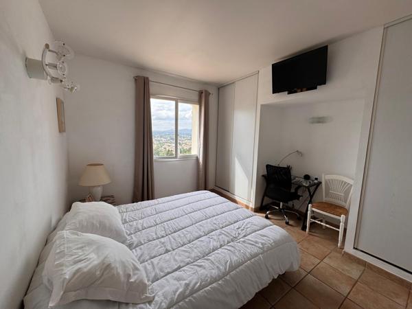 Villa avec beau potentiel de 250 m² au calme 4 chambres possibilité 5 vue imprenable.