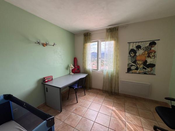 Villa avec beau potentiel de 250 m² au calme 4 chambres possibilité 5 vue imprenable.