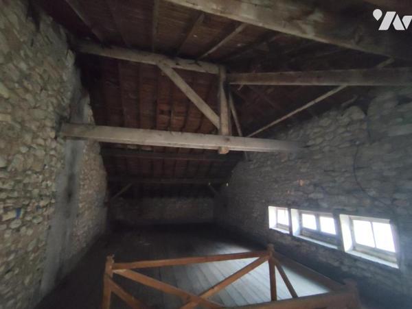 Maison d'habitation à renover avec dépendances & jardin