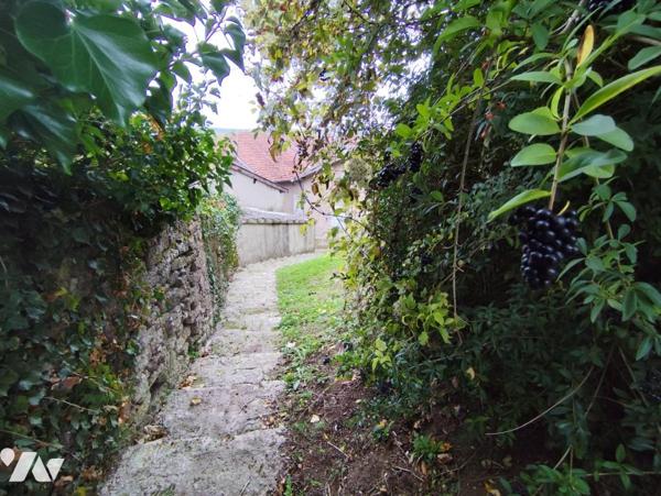 Maison d'habitation à renover avec dépendances & jardin