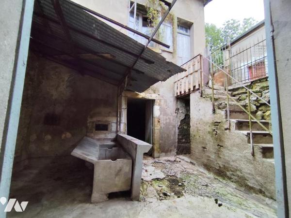 Maison d'habitation à renover avec dépendances & jardin