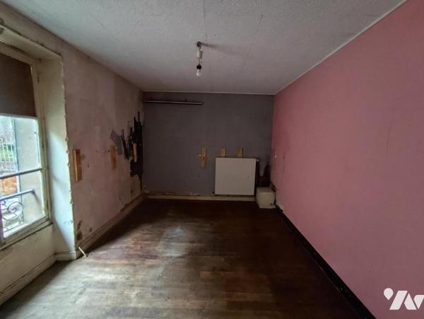 Maison d'habitation à renover avec dépendances & jardin