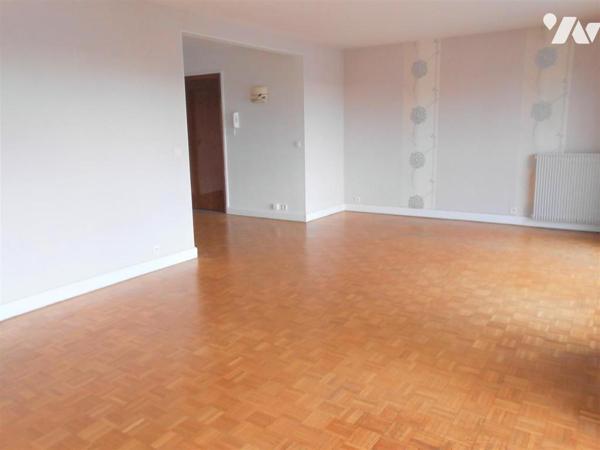Appartement LES ESSARTS-LE-ROI au dernier étage avec ascenseur