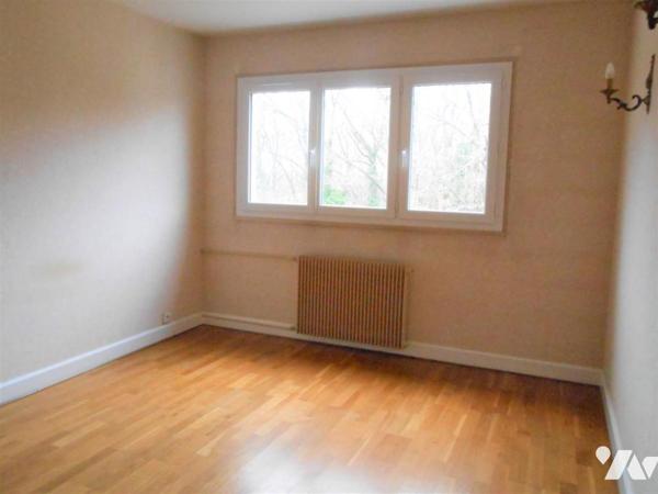 Appartement LES ESSARTS-LE-ROI au dernier étage avec ascenseur