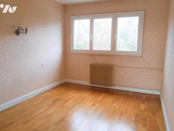 Appartement LES ESSARTS-LE-ROI au dernier étage avec ascenseur