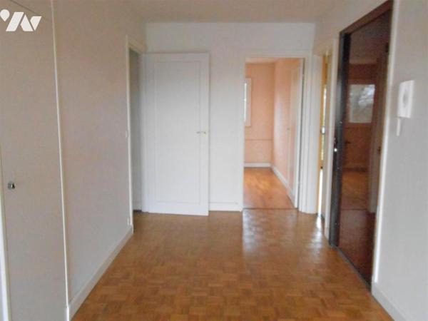 Appartement LES ESSARTS-LE-ROI au dernier étage avec ascenseur