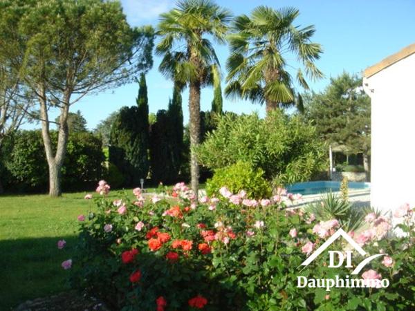 Mours Saint Eusébe ,Belle Propriété avec piscine dans parc arboré