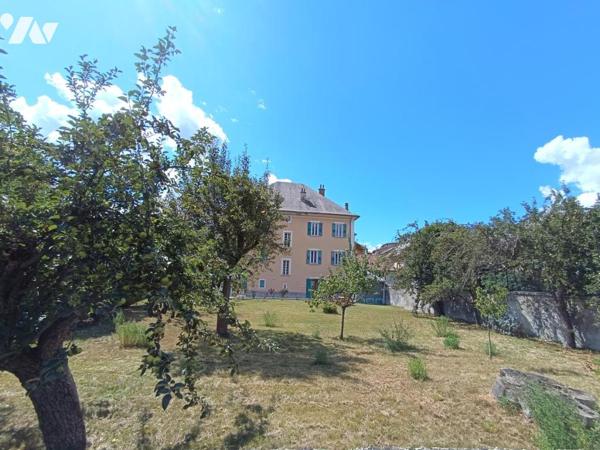 Vente Immeuble avec grand jardin+ maison attenante, composés de 7 logements