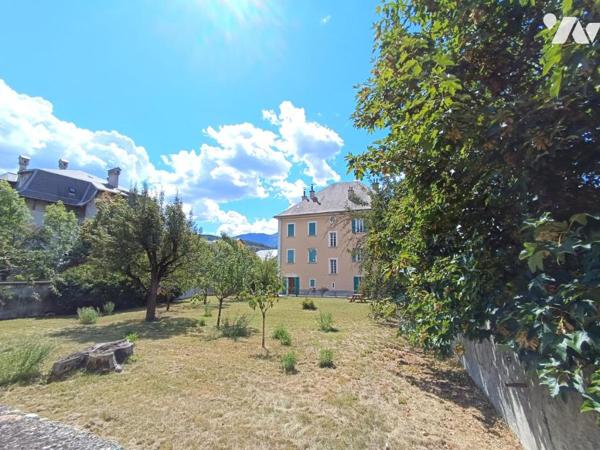 Vente Immeuble avec grand jardin+ maison attenante, composés de 7 logements