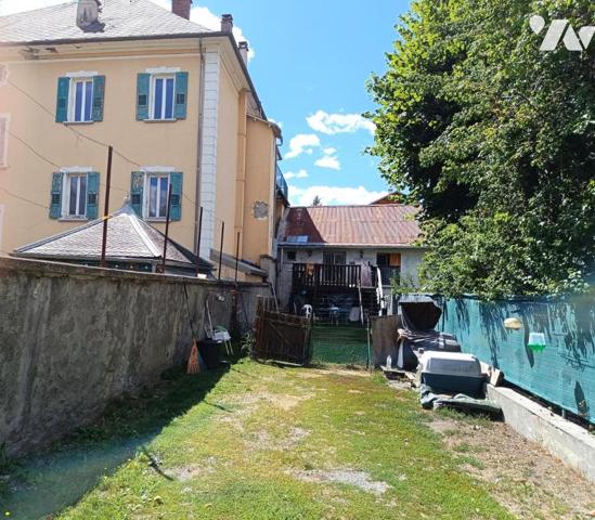 Vente Immeuble avec grand jardin+ maison attenante, composés de 7 logements