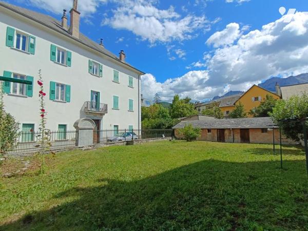 Vente Immeuble avec grand jardin+ maison attenante, composés de 7 logements