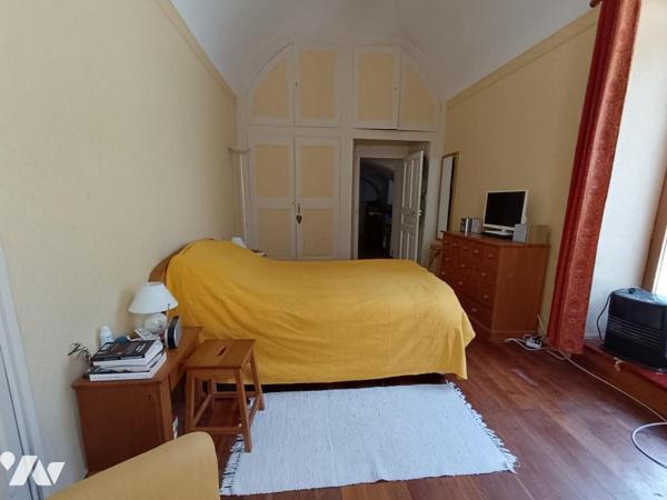 Vente Immeuble avec grand jardin+ maison attenante, composés de 7 logements