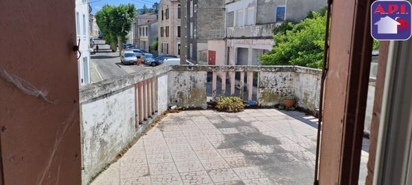 MAISON DE VILLE AVEC TERRASSE ET BALCON