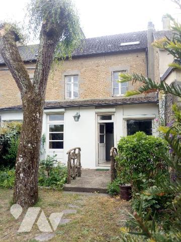 ALENCON (61), proche centre ville, maison en pierres couverte en ardoises, comprenant :
- Entr...