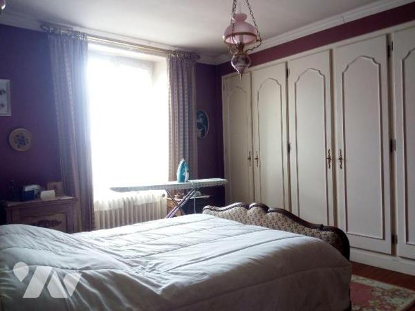 ALENCON (61), proche centre ville, maison en pierres couverte en ardoises, comprenant :
- Entr...