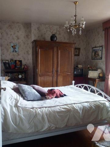 ALENCON (61), proche centre ville, maison en pierres couverte en ardoises, comprenant :
- Entr...