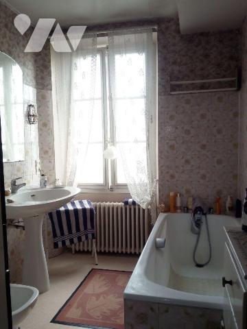 ALENCON (61), proche centre ville, maison en pierres couverte en ardoises, comprenant :
- Entr...