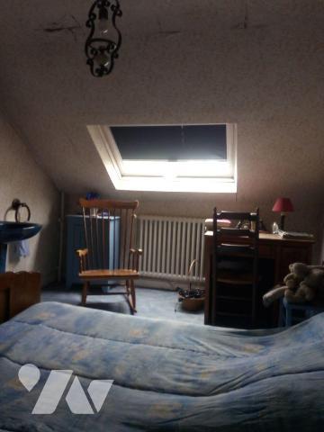 ALENCON (61), proche centre ville, maison en pierres couverte en ardoises, comprenant :
- Entr...