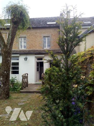 ALENCON (61), proche centre ville, maison en pierres couverte en ardoises, comprenant :
- Entr...