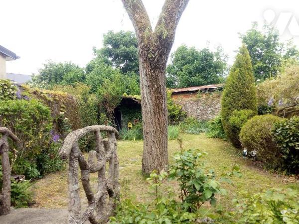 ALENCON (61), proche centre ville, maison en pierres couverte en ardoises, comprenant :
- Entr...