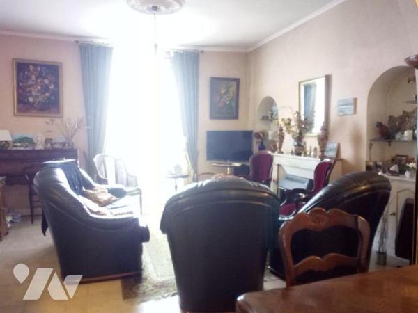 ALENCON (61), proche centre ville, maison en pierres couverte en ardoises, comprenant :
- Entr...