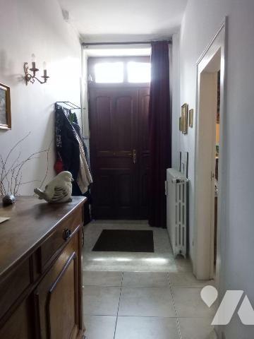 ALENCON (61), proche centre ville, maison en pierres couverte en ardoises, comprenant :
- Entr...