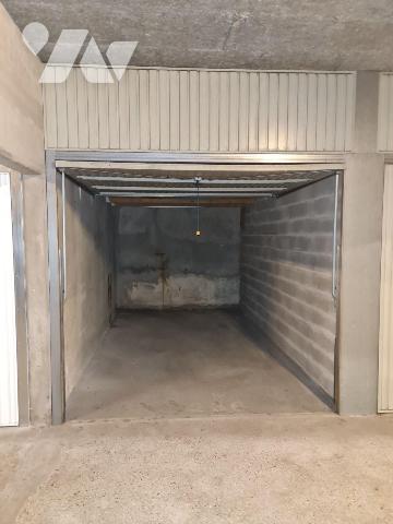 Rue Bisson 75020, au 1er sous-sol d'un immeuble, box d'env. 11m² dont les dimensions sont les s...