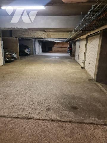 Rue Bisson 75020, au 1er sous-sol d'un immeuble, box d'env. 11m² dont les dimensions sont les s...