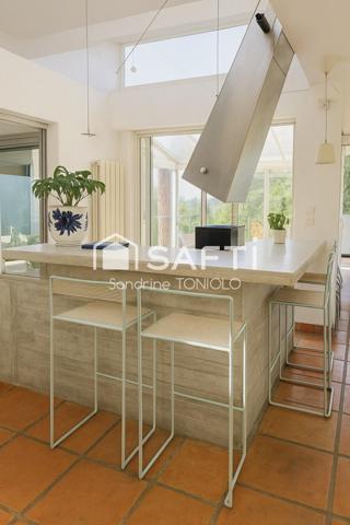 Villa moderniste avec piscine