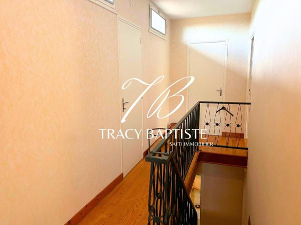 Raygades : Charmante maison de village à rénover avec jardin et garage.