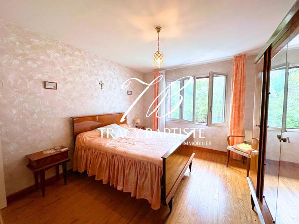 Raygades : Charmante maison de village à rénover avec jardin et garage.