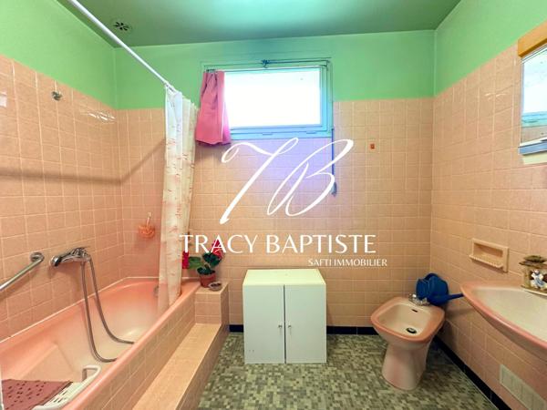 Raygades : Charmante maison de village à rénover avec jardin et garage.