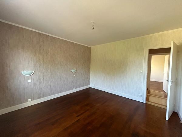 Maison sur sous sol complet de 126m2 habitable très lumineuse avec grand jardin et dépendance