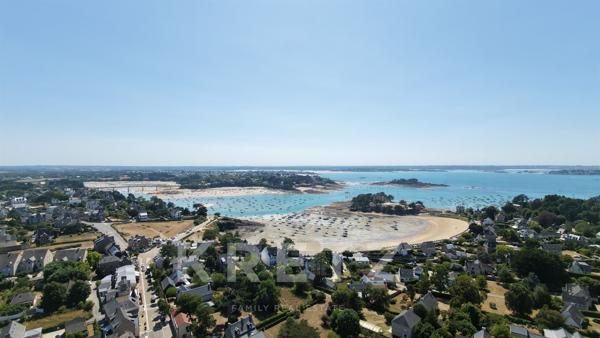 Saint-Briac-sur-Mer – Appartement de caractère rénové par architecte, jardin privatif, garage, à quelques pas des plages et du Château du Nessay
