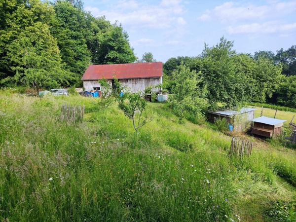 Maison éco-rénovée avec gîte et dépendances sur 11798m²