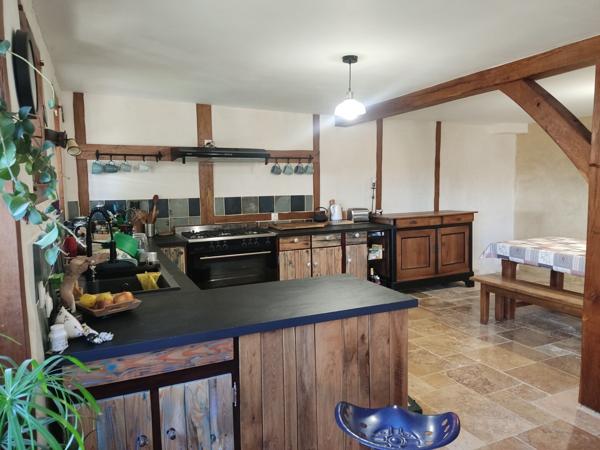 Maison éco-rénovée avec gîte et dépendances sur 11798m²