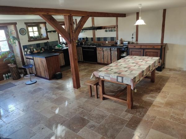 Maison éco-rénovée avec gîte et dépendances sur 11798m²