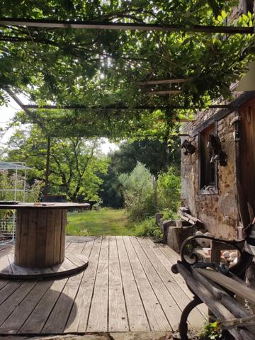 Maison éco-rénovée avec gîte et dépendances sur 11798m²