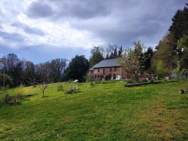 Maison éco-rénovée avec gîte et dépendances sur 11798m²